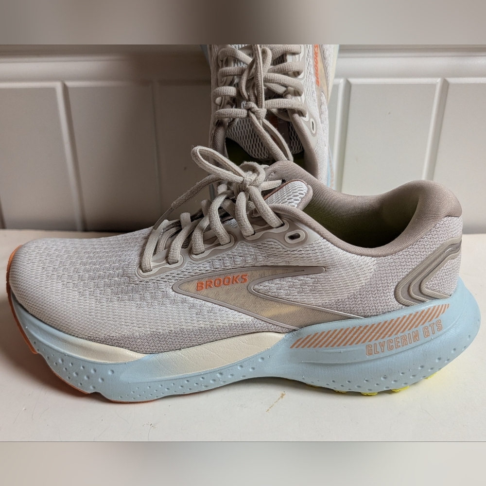 Brooks Glycerin GTS Women's 8.5 Athletic Shoes - Cream and Light Blue
